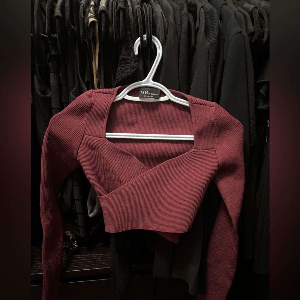 Aritzia burgundy long sleeve